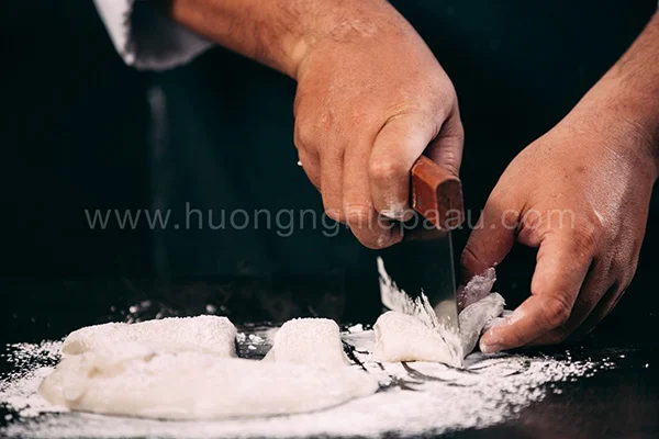 Nên chờ bột nguội hẳn