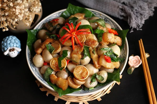 Kho thịt ba chỉ với kim chi cà pháo