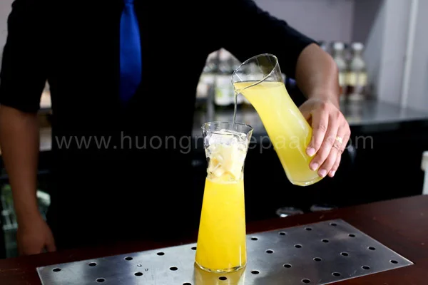 rót lemon base vào ly