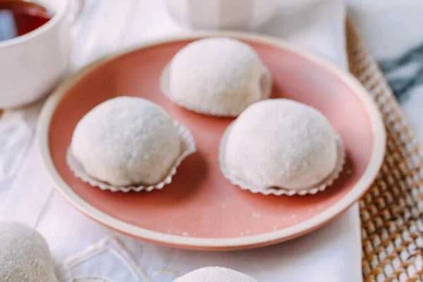 Thưởng thức mochi nhân đậu đỏ