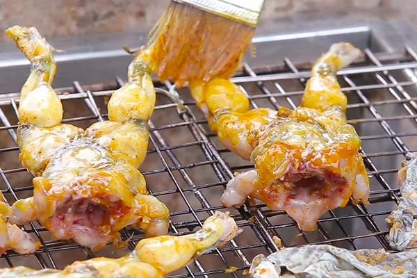 Thoa đều xốt muối ớt