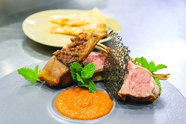 Xốt cà ri ăn kèm với sườn cừu