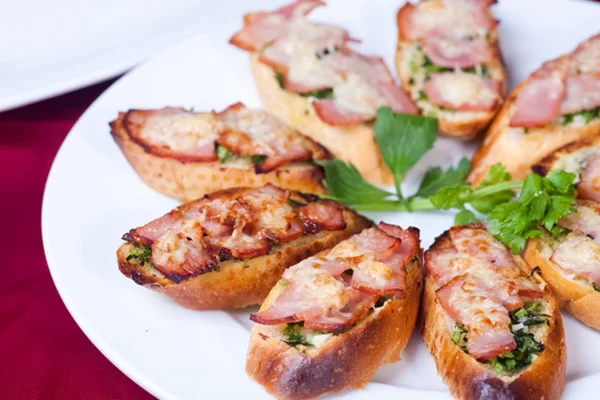 Bánh mì bơ tỏi thịt xông khói