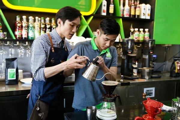 pha chế cà phê bằng dụng cụ v60