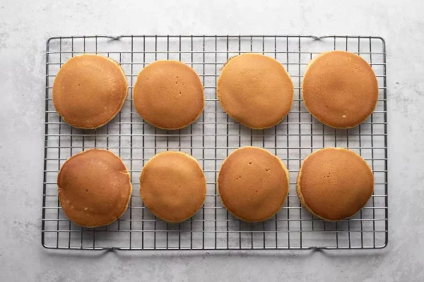 đặt bánh rán lên rack