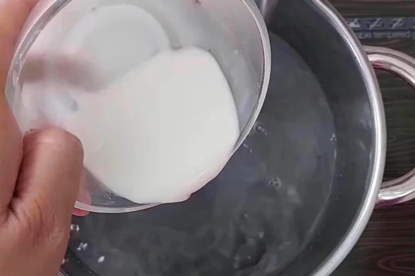 Đổ bột năng vào nồi