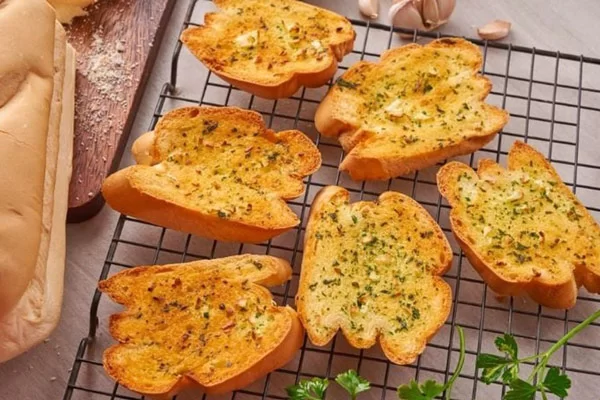 Làm sao để bánh mì bơ tỏi giòn lâu?