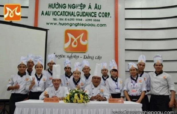 Chị Nguyễn Vũ Phương Thảo chụp hình lưu niệm cùng Thầy và các bạn học tại HNAAu