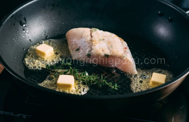 Áp chảo cá chẽm cũng lá thyme và bơ
