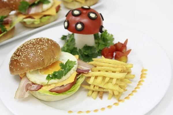 bánh mì hamburger thịt xong khói và trứng