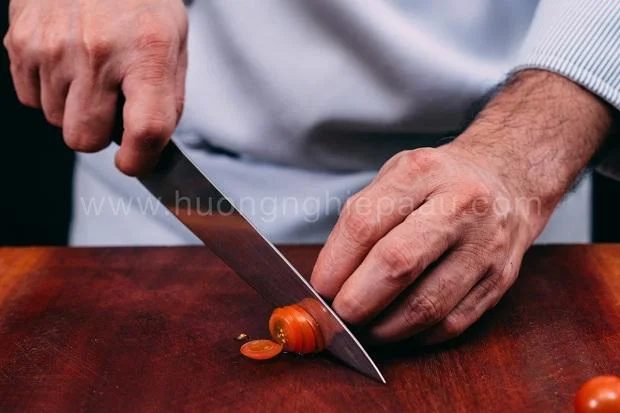 cà chua bi cắt lát để làm salad