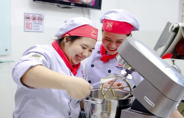 các bạn đang trộn nguyên liệu