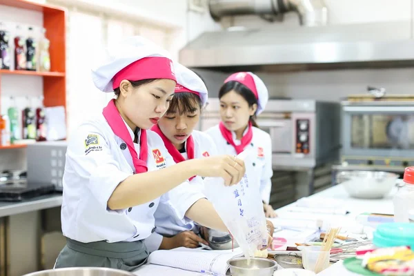 các bạn học viên thực hành