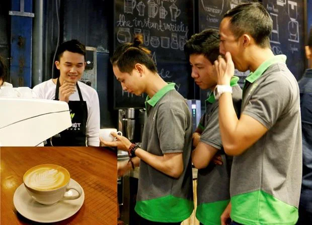 học viên trổ tài pha chế cà phê học viên trổ tài pha chế cà phê