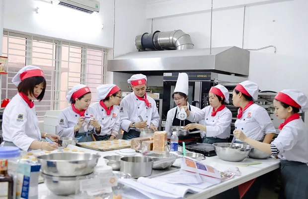 Các bạn nhanh chóng chia nhóm