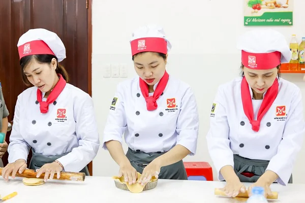 Các bạn thực hành làm đế bánh