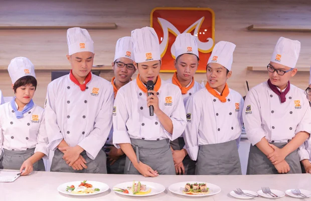 Các đội lần lượt thuyết trình