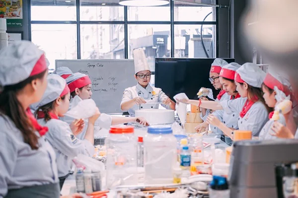 Cách cầm túi bắt kem Cách cầm túi bắt kem