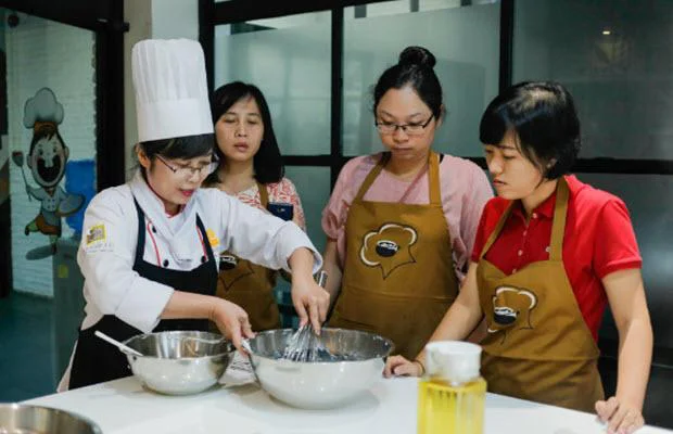 Cách làm vỏ bánh bông lan tinh than tre