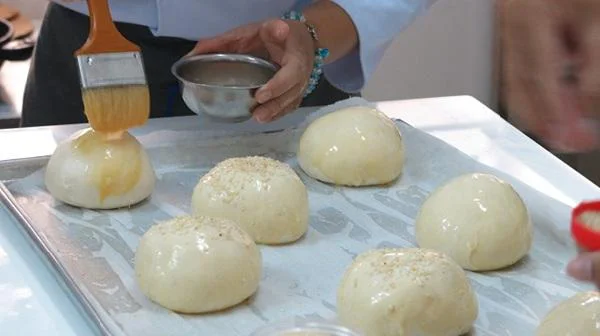 cách trộn bột làm bánh