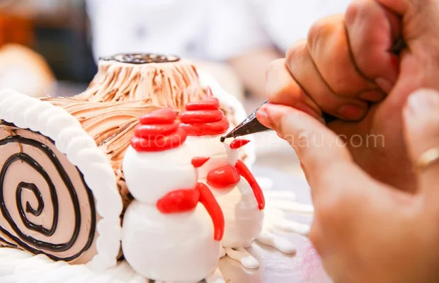 cẩn thận và khéo léo