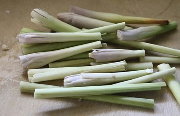 Cắt sả thành từng khúc