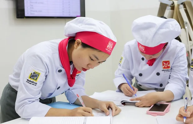 chăm chú ghi chép những kiến thức