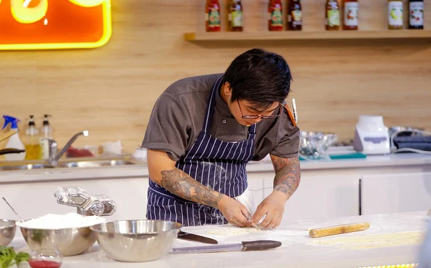 chef Đăng Khoa hướng dẫn tạo hình pasta