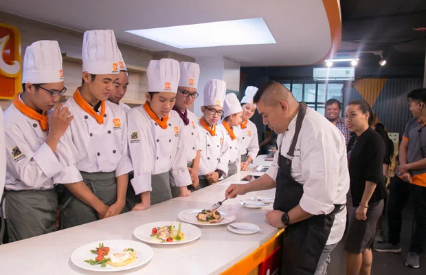Chef Jimmy thưởng thức và chấm điểm