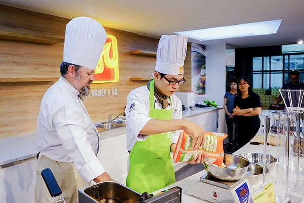 Chef Norbert Ehrbar theo dõi quy trình nấu ăn