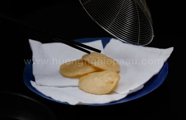Chiên bánh phồng tôm Chiên bánh phồng tôm