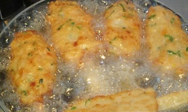 Chiên chạo tôm ngập dầu đến khi vàng đều Chiên chạo tôm ngập dầu đến khi vàng đều