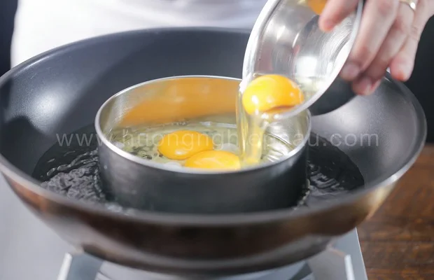 Chiên trứng ốp la