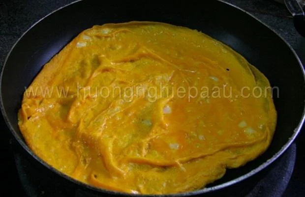 Chiên trứng rồi cắt trứng thành những miếng dài Chiên trứng rồi cắt trứng thành những miếng dài