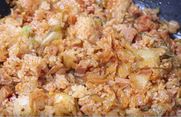 Cho cơm vào và đảo