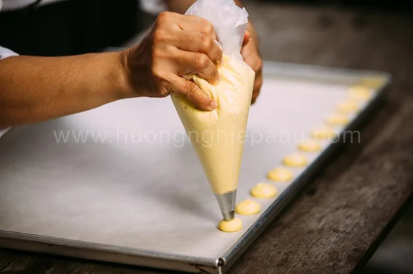 cho cookies vào túi bắt kem cho cookies vào túi bắt kem