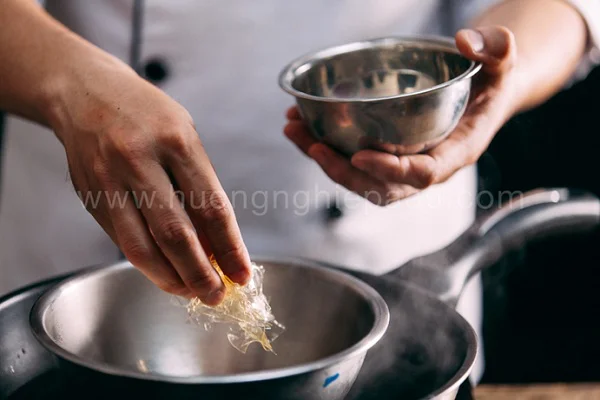 Cho gelatin vào nước mousse dâu tây Cho gelatin vào nước mousse dâu tây