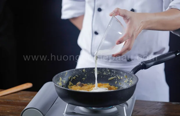 Cho hỗn hợp bột bắp vào chảo