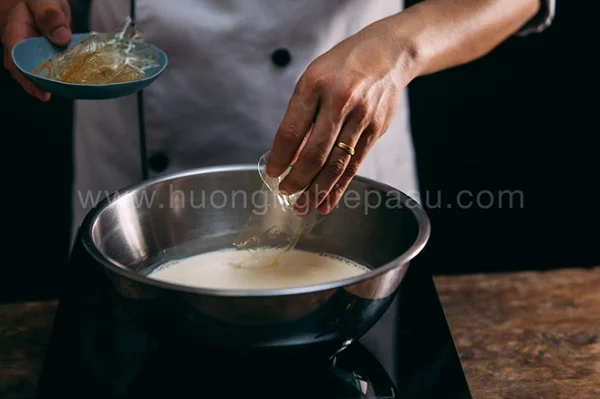 Cho lá gelatin đã ngâm mềm Cho lá gelatin đã ngâm mềm