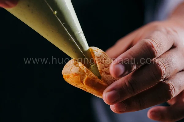 Cho nhân kem vào giữa bánh Cho nhân kem vào giữa bánh