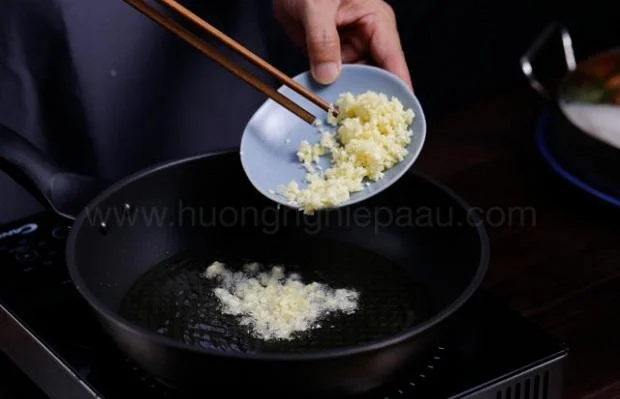 Cho tỏi băm vào dầu nóng phi thơm Cho tỏi băm vào dầu nóng phi thơm