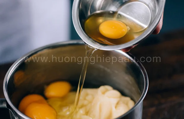 Cho trứng gà vào hỗn hợp bột