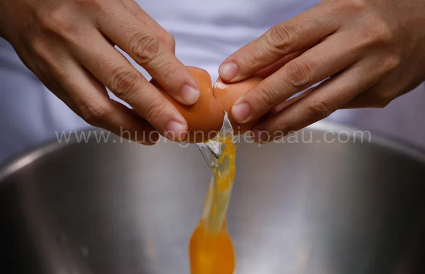 Cho trứng gà vào trong âu