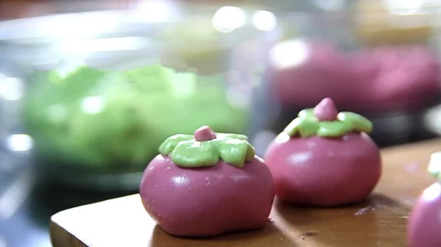 chọn màu hồng hoặc màu tím