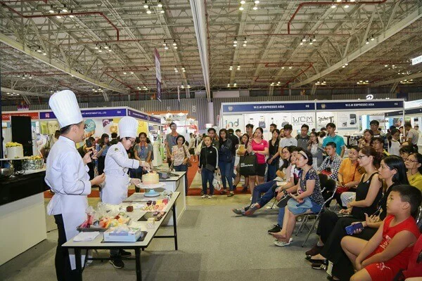 chuyên gia vui vẻ nói chuyện