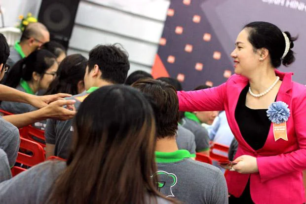 cô hiệu trưởng lì xì đầu năm đinh dậu 2017