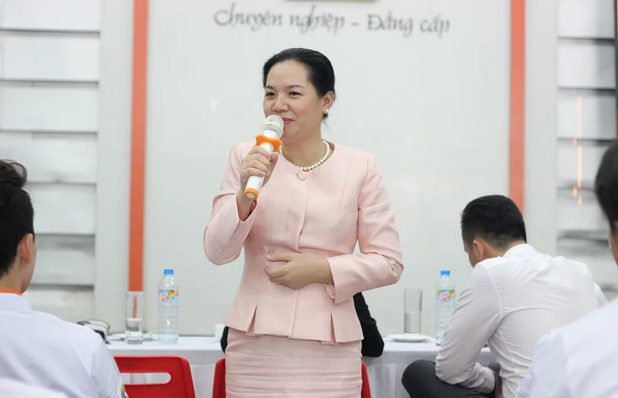 cô Hiệu Trưởng trong ngày khai giảng K500