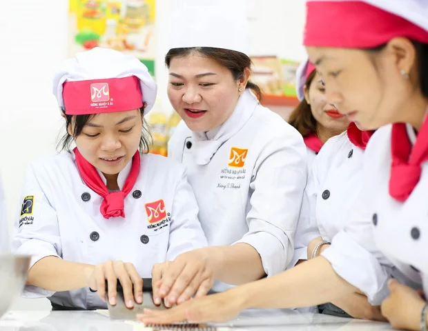 Cô tận tình chỉ dạy các bạn từng li từng tí