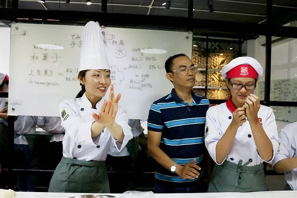 cô Yumi hướng dẫn tạo hình bánh wagashi