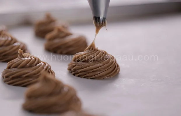 Công đoạn tạo hình cho bánh